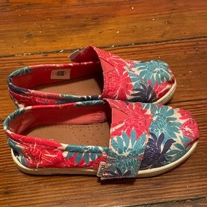 Tom’s T 10 canvas shoes, great condition.